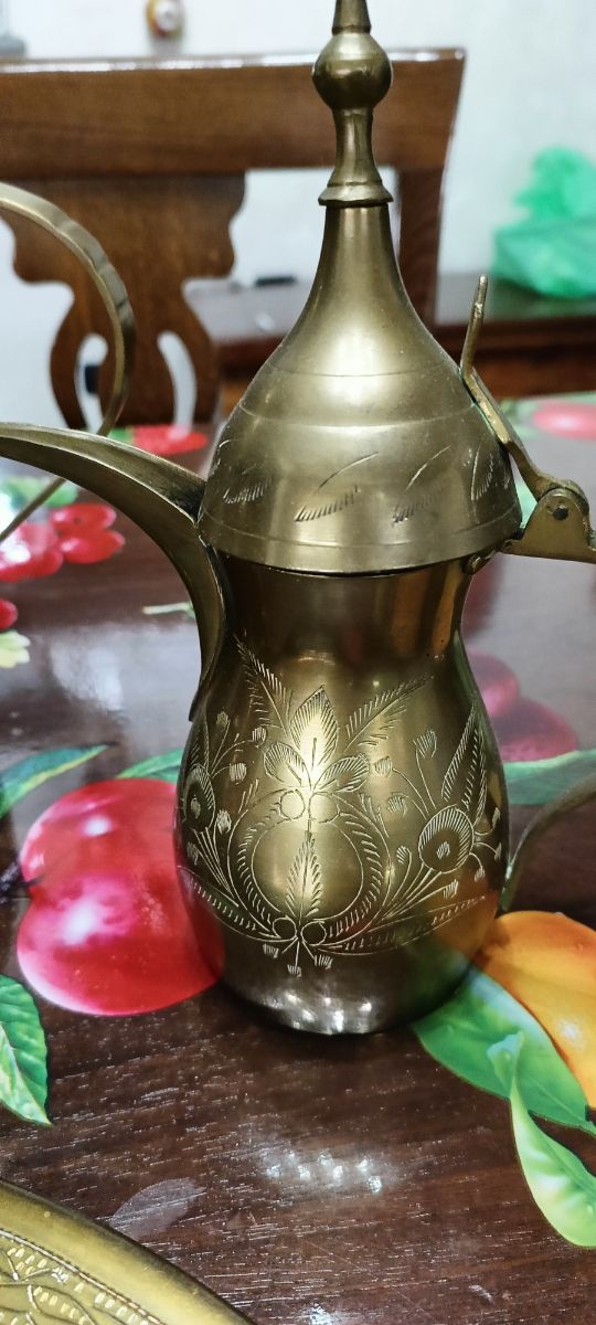 3 caffettiere con piatto arabi