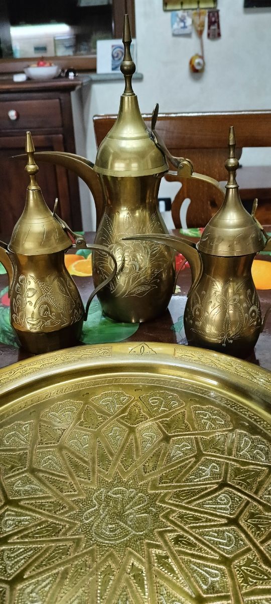 3 caffettiere con piatto arabi
