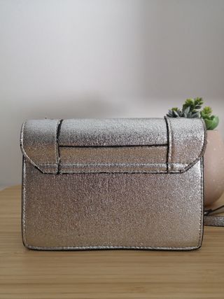 Bolso plateado Stradivarius 