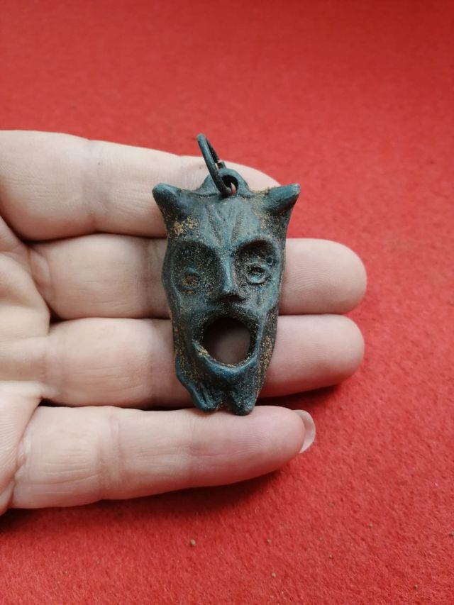 Colgante iberico buena patina y relieve , bronce