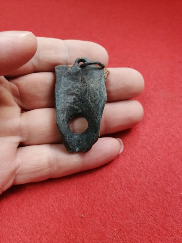 Colgante iberico buena patina y relieve , bronce