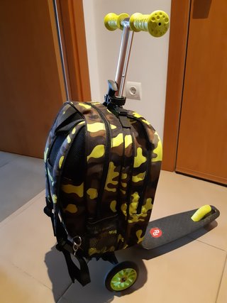 Patinete infantil con mochila