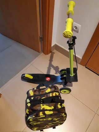 Patinete infantil con mochila