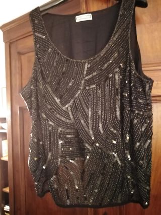 Top nero con payelletes 