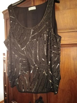Top nero con payelletes 