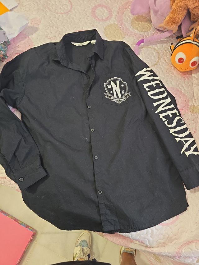 Camisa negra de wednesday
