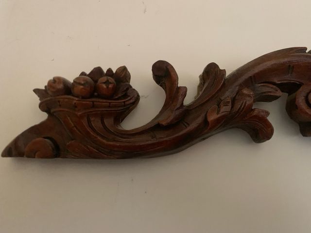 Sobre puerta de madera tallada