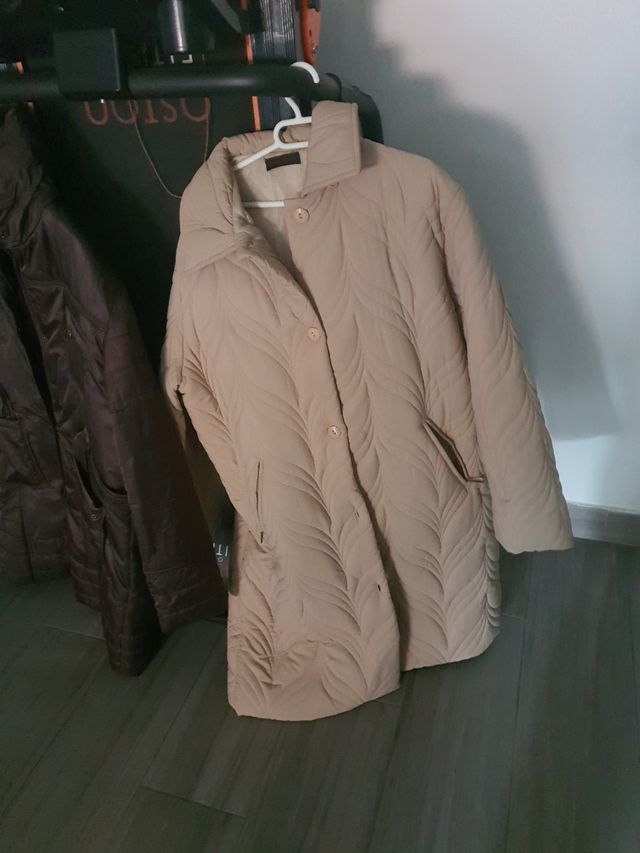 Anorac llargo color crudo y otro marrón oscuro