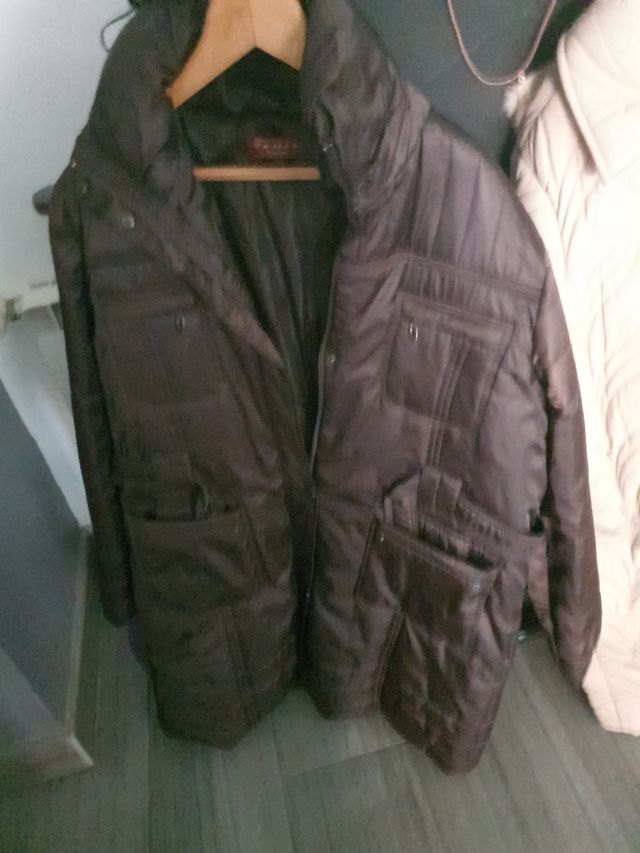 Anorac llargo color crudo y otro marrón oscuro