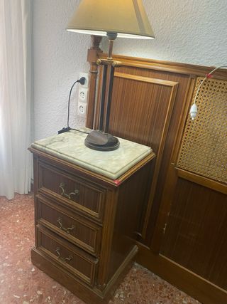 Cabecero madera tallada dos mesillas y lámparas