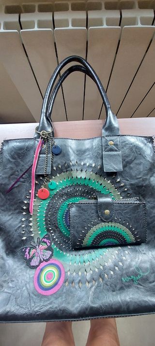 Bolso y monedero desigual
