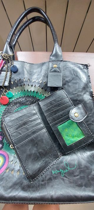 Bolso y monedero desigual