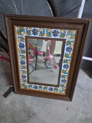 Espejo antiguo con azulejos y marco de madera