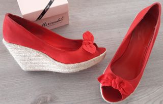 ZAPATO CUÑA TIPO ALPARGATA DE TELA EN ROJO