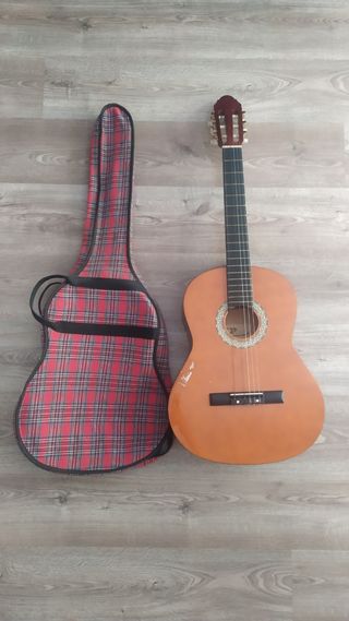 Guitarra española y funda