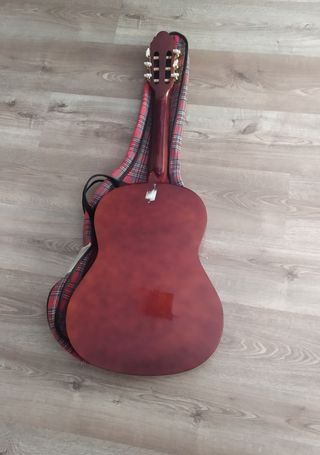 Guitarra española y funda