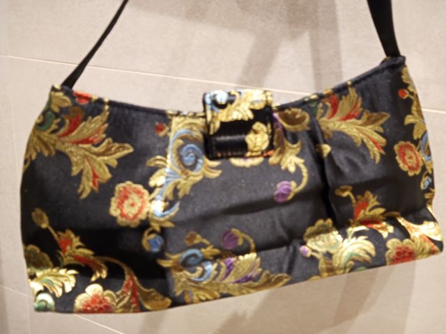 Bolso de fiesta.Clutch.seda.negro y dorado