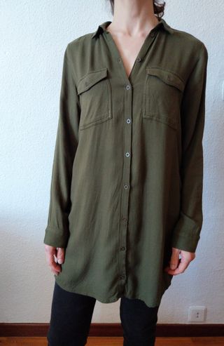 Camisa manga larga color verde caqui. T.34 holgada