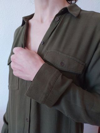 Camisa manga larga color verde caqui. T.34 holgada