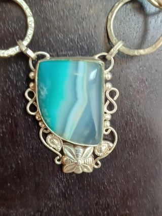 Collar con preciosa ágata turquesa, blanca y agua.