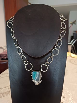 Collar con preciosa ágata turquesa, blanca y agua.