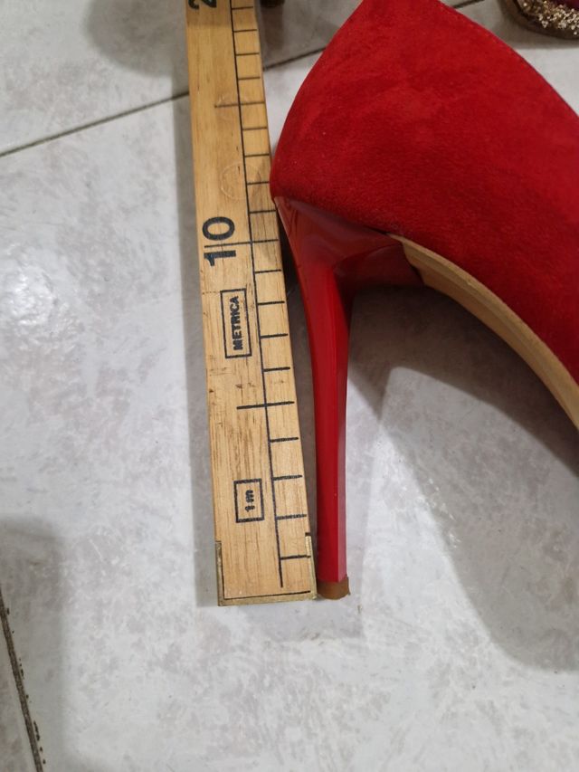 Scarpe in velluto rosso con tacco