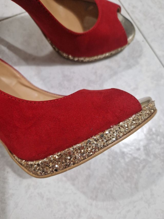 Scarpe in velluto rosso con tacco