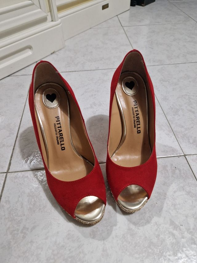 Scarpe in velluto rosso con tacco