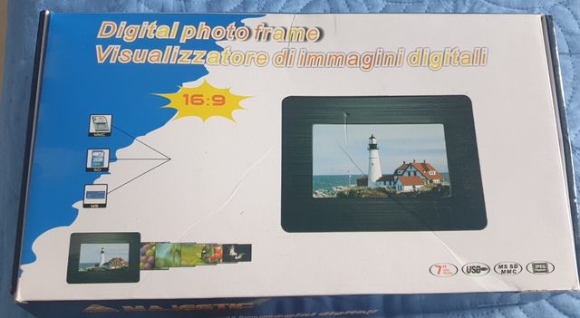 Digital photo frame