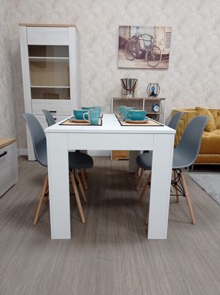 MESA EXTENSIBLE NUEVA 4 CON SILLAS