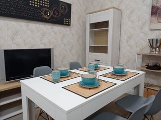 MESA EXTENSIBLE NUEVA 4 CON SILLAS