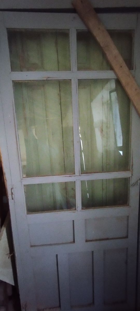 Puerta antigua de madera con cristal 