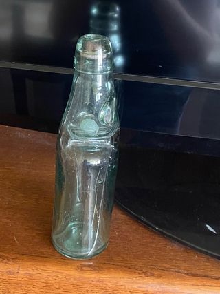 Vecchia bottiglia gassosa con pallina