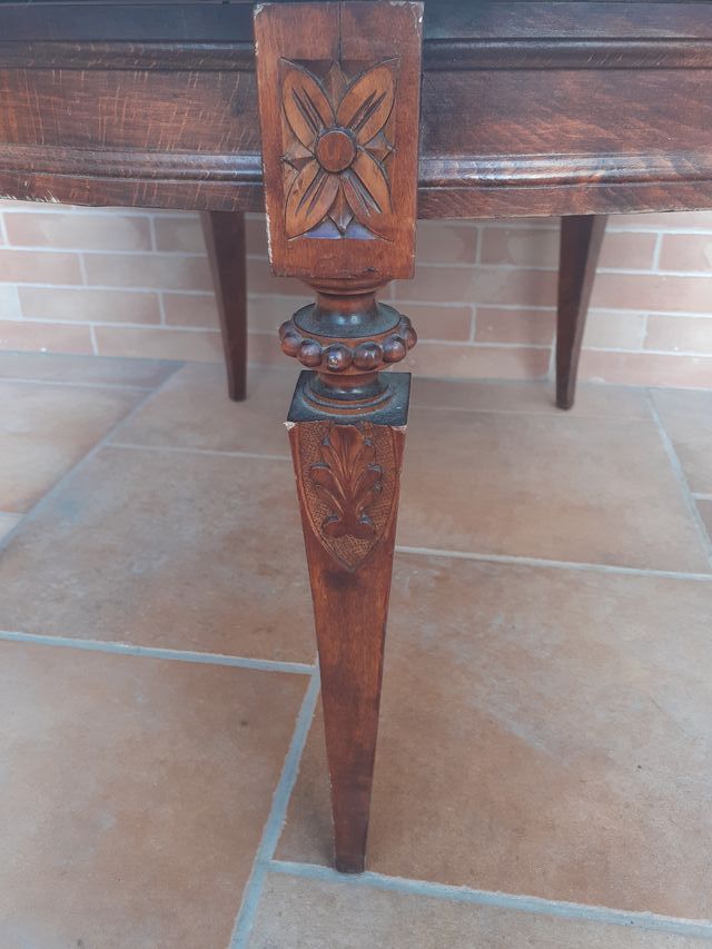 Bellissimo tavolino da caffè, rotondo, in legno massello