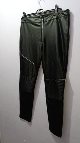 Se vende Pantalón polipiel talla XL 8€