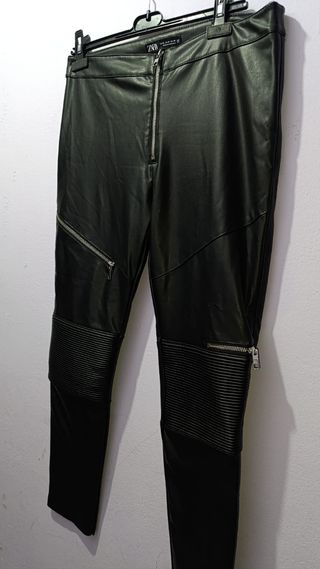 Se vende Pantalón polipiel talla XL 8€
