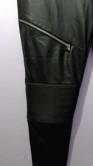 Se vende Pantalón polipiel talla XL 8€