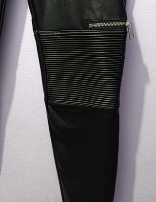 Se vende Pantalón polipiel talla XL 8€