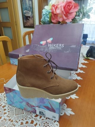 Botín WIKERS, piel, serraje marrón. Cuña cómoda 38