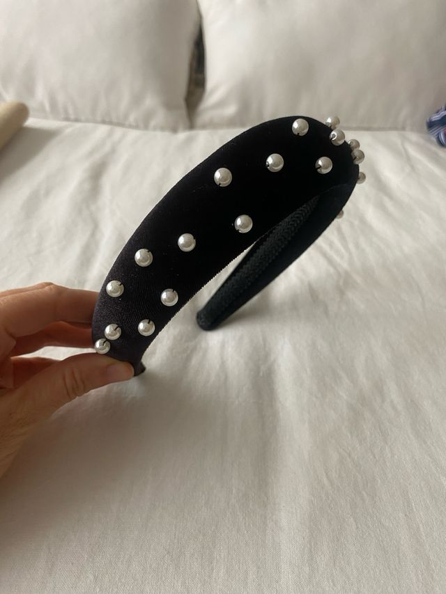 Diadema-tocado negra con perlas