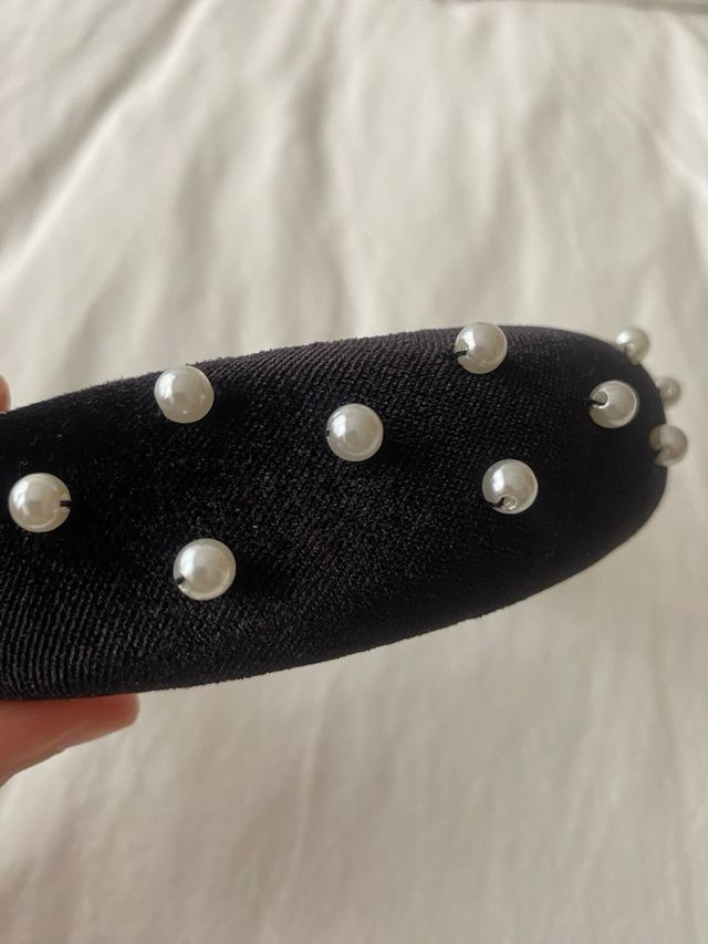 Diadema-tocado negra con perlas