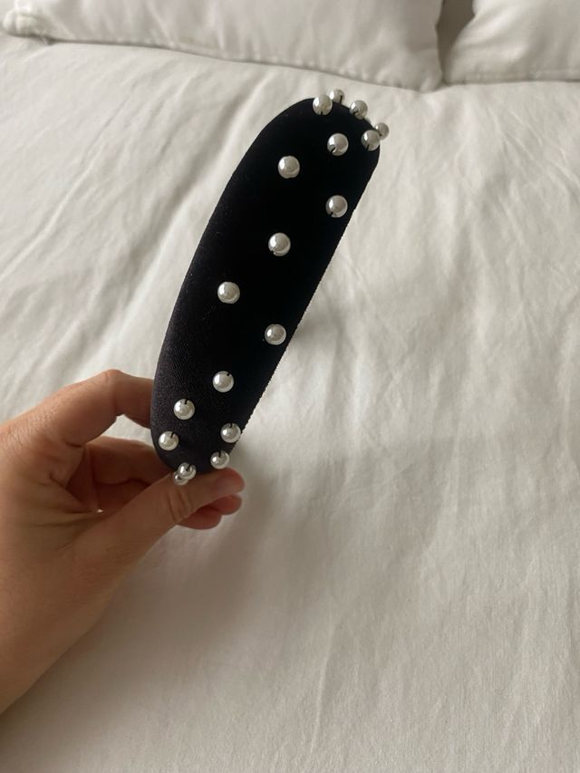 Diadema-tocado negra con perlas