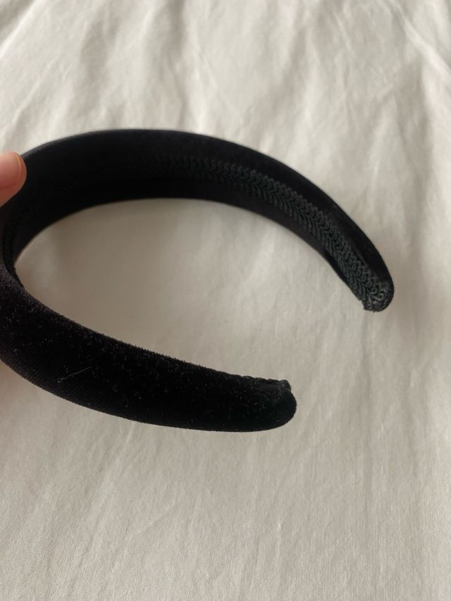 Diadema-tocado negra con perlas