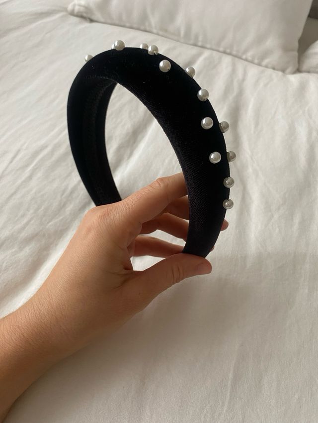 Diadema-tocado negra con perlas