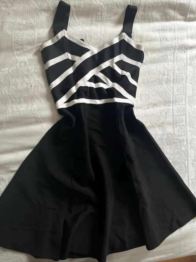 Se vende vestido GUESS Los Angeles, talla S.