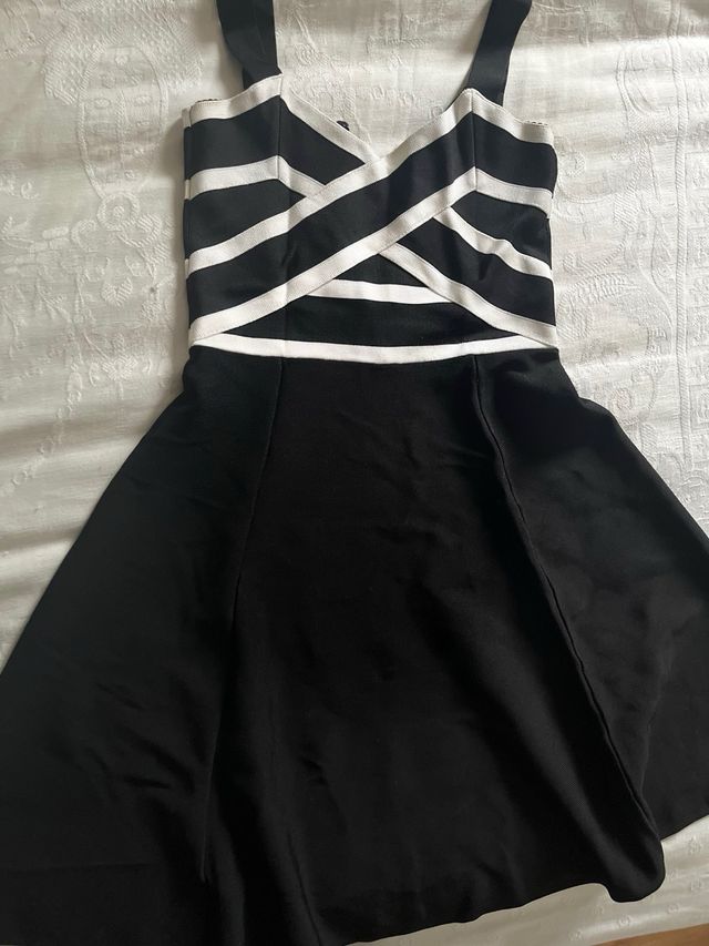 Se vende vestido GUESS Los Angeles, talla S.