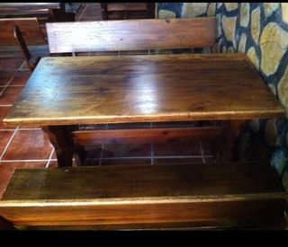 Mesa y bancos de madera