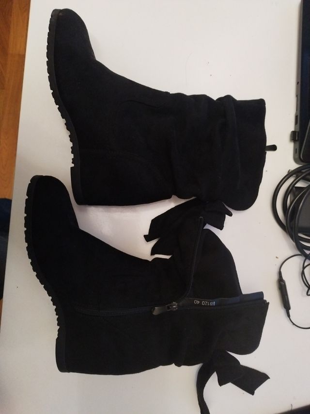 Botas negras ante