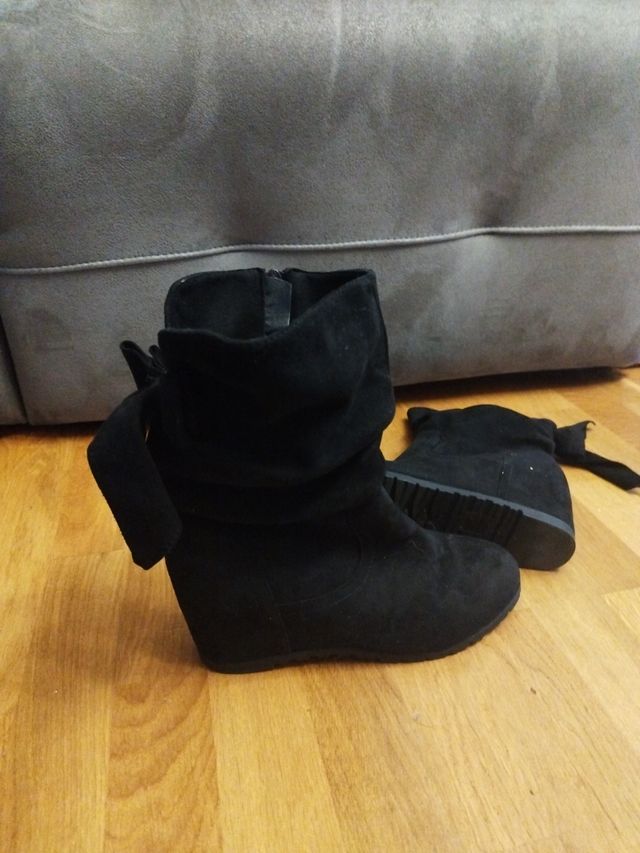Botas negras ante