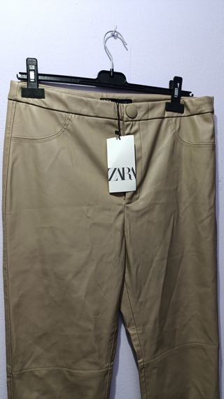 Se vende  pantalón de polipiel nuevo 10€